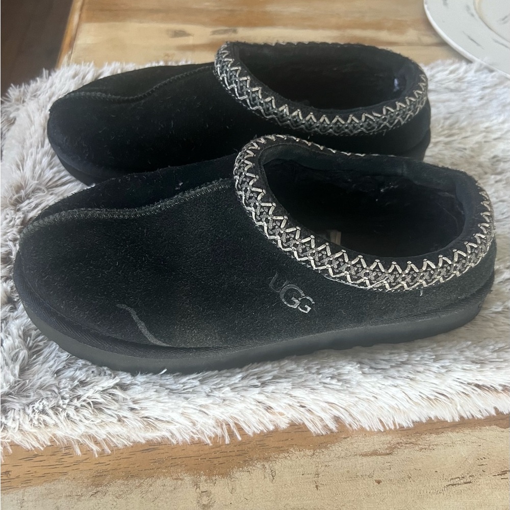 Women’s size 10 black UGG Tasman slippers GUC